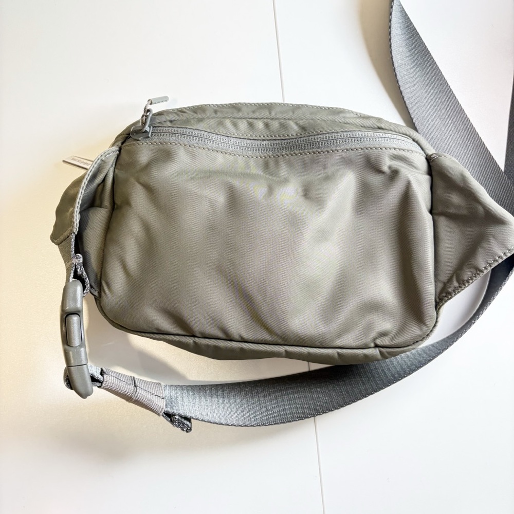 Lululemon Everywhere Belt Bag *1L Grey Sage - Picture 3 of 6